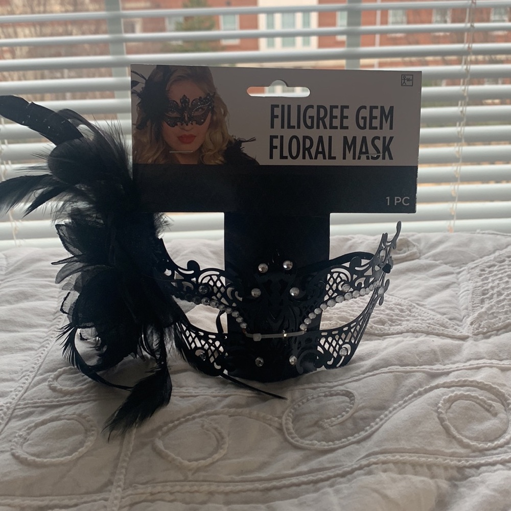 Filigree Gem Floral Mask